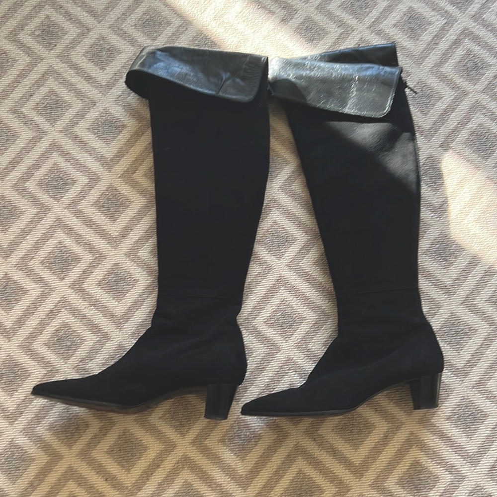 Gorgeous suede Italian leather Boots. Worn only 2x. In perfect condition.
